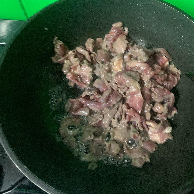 Bước 3 Xào thịt bò Thịt bò xào khoai tây chiên