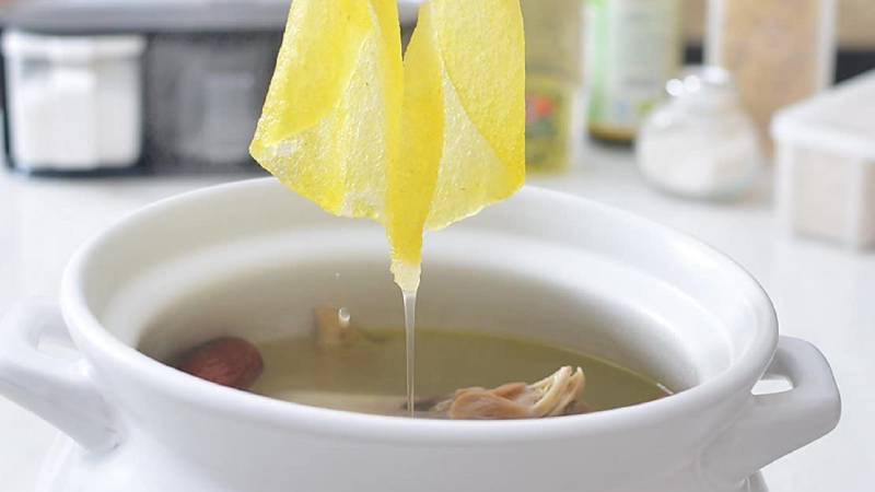 H&uacute;t dầu mỡ khỏi s&uacute;p, canh bằng khăn giấy kh&ocirc; đa năng