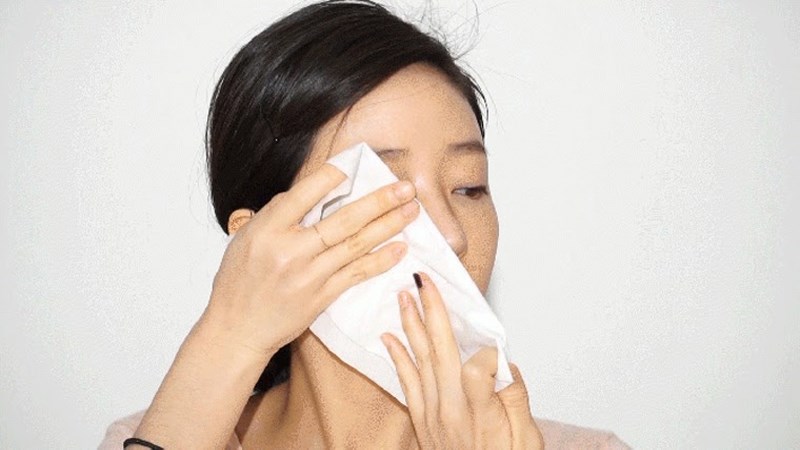 Khăn giấy đa năng c&oacute; c&ocirc;ng dụng tẩy trang