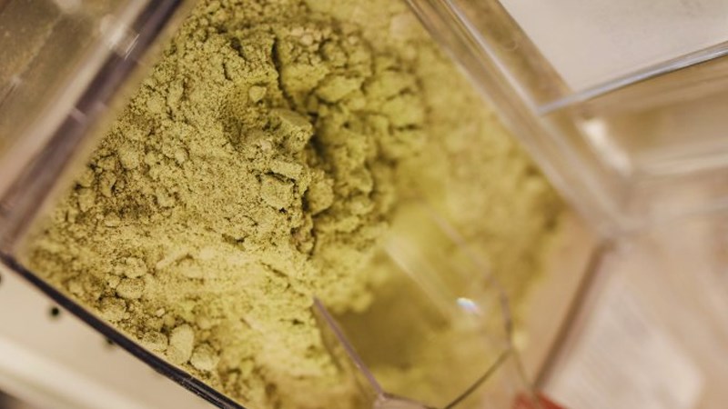 Bột tr&agrave; xanh ngả v&agrave;ng đậm