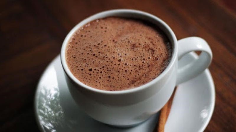 Pha cacao với sữa tươi đánh bọt
