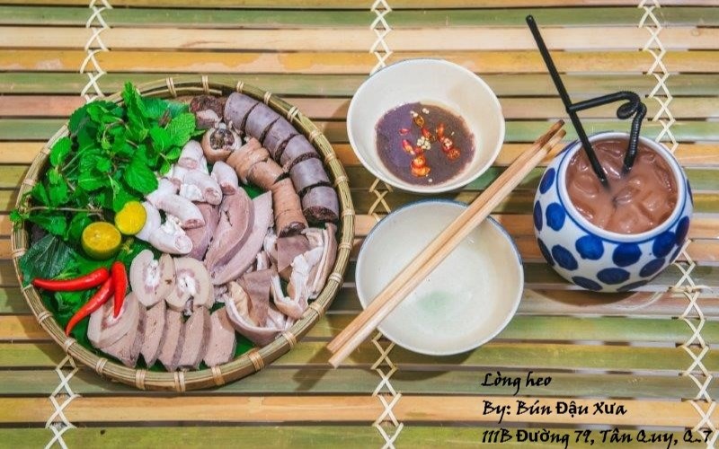 Thức ăn tại quán bún đậu Xưa