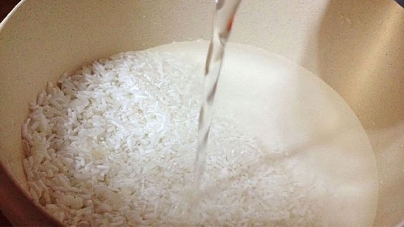 Khử mùi hôi của gạo bằng việc ngâm gạo