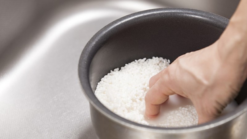 Khử mùi hôi của gạo bằng cách vo gạo kỹ