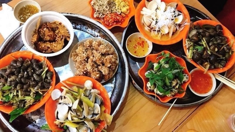Món ăn tại quán Hường Ốc