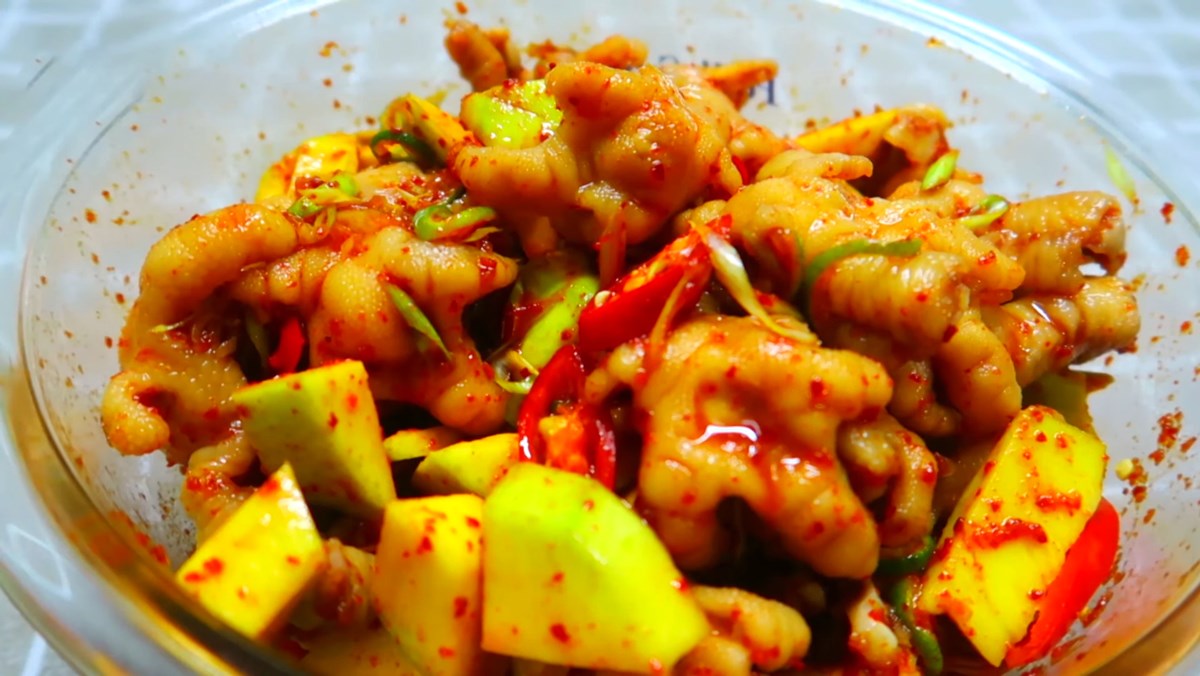 Có những loại rau quả nào có thể được dùng để thêm hương vị vào sốt Thái cho chân gà?
