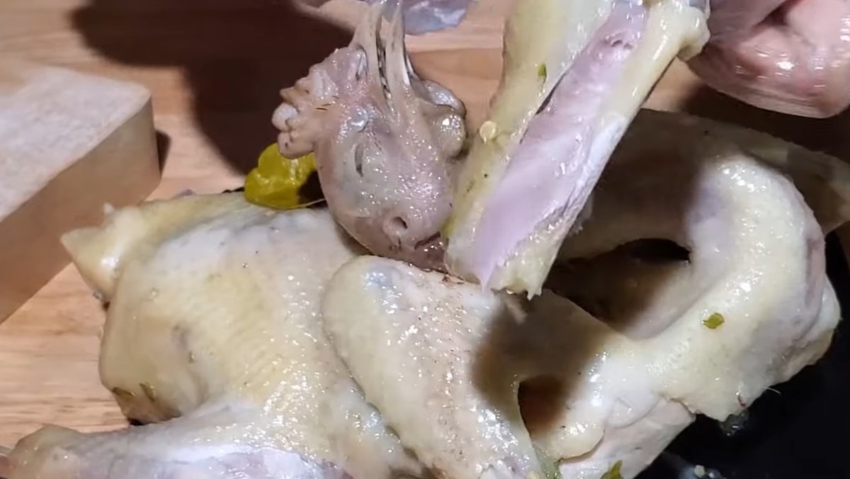Khám phá cách làm gà hấp muối sả bằng nồi cơm điện thơm ngon hảo hạng