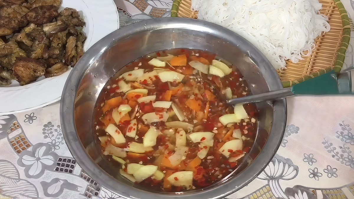 Cách làm đồ chua và nước mắm chua ngọt ăn bún thịt nướng