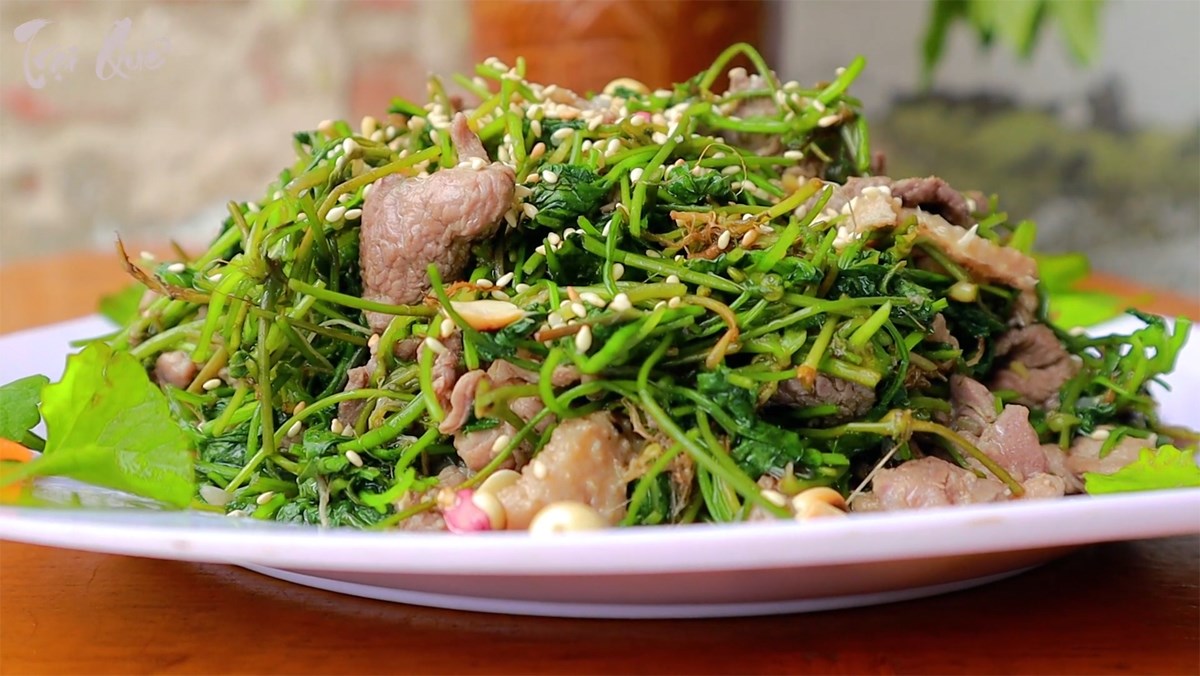 What are some popular recipes for cooking vịt xào rau má?