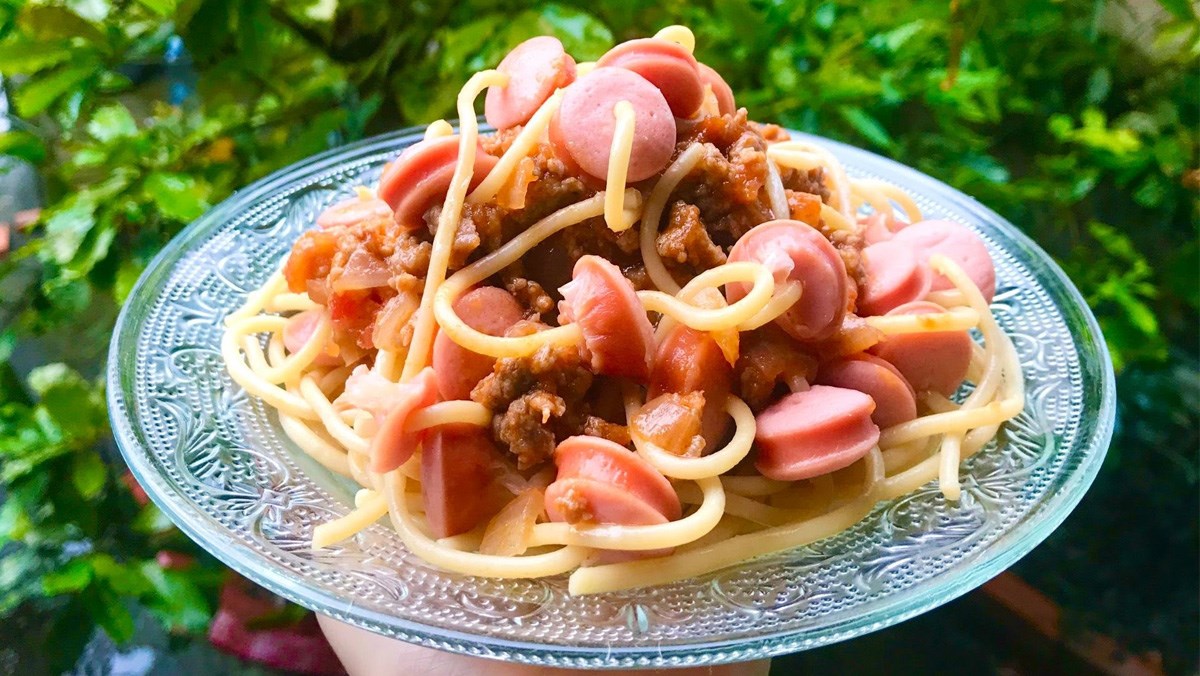 What is a simple and delicious recipe for spaghetti with tomato sauce and sausages?