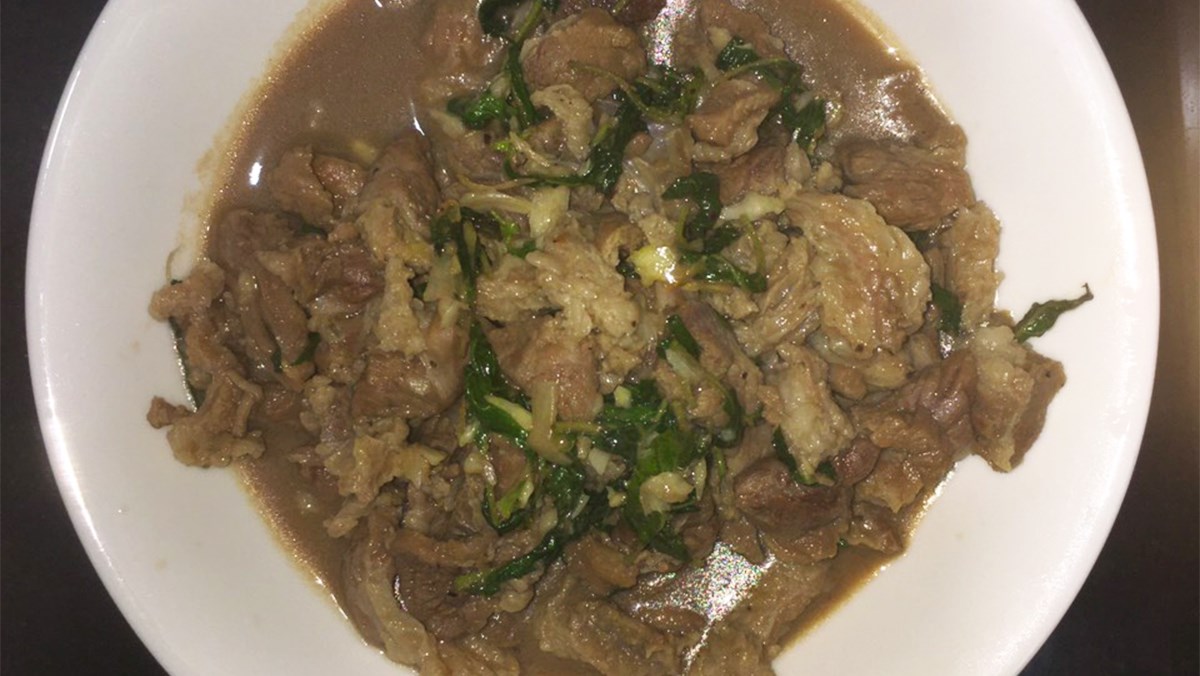 Pad krapao (thịt bò xào lá hương nhu) kiểu Thái