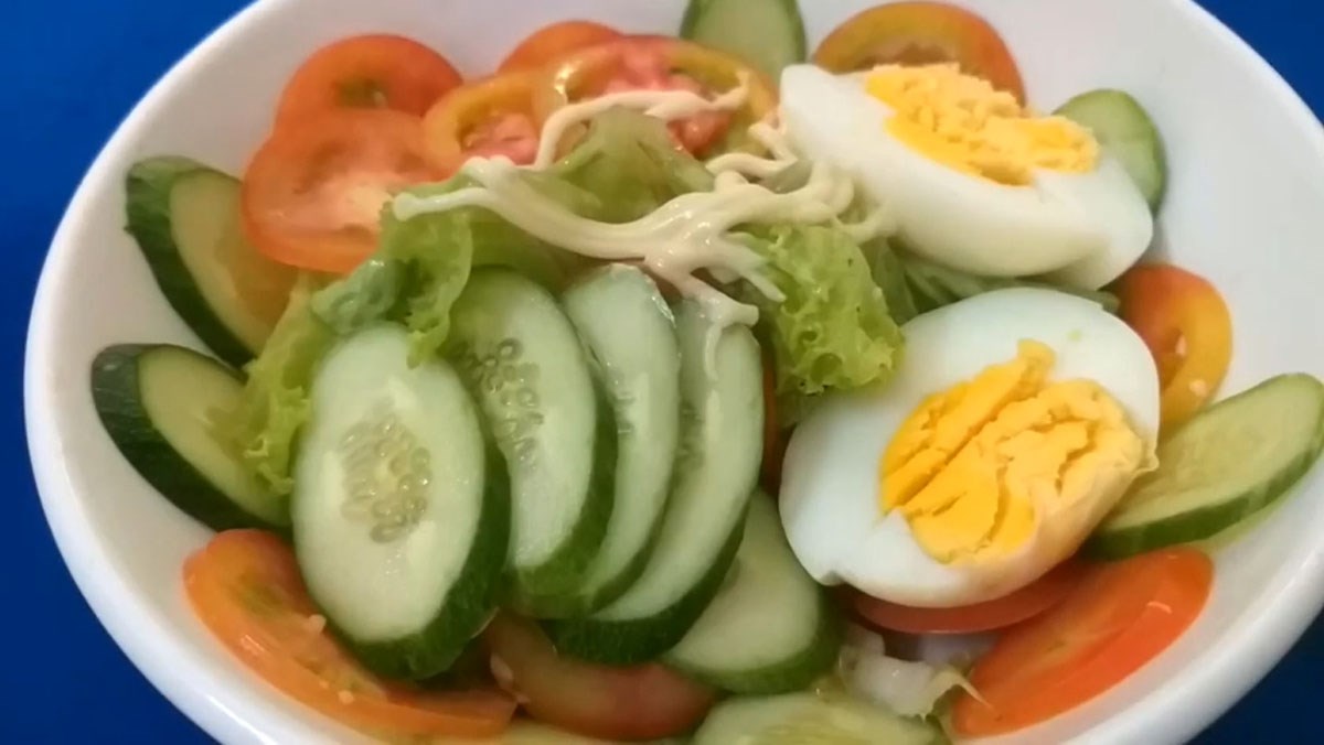 Có thể kết hợp salad giảm cân với các món ăn khác như thế nào để hiệu quả hơn?