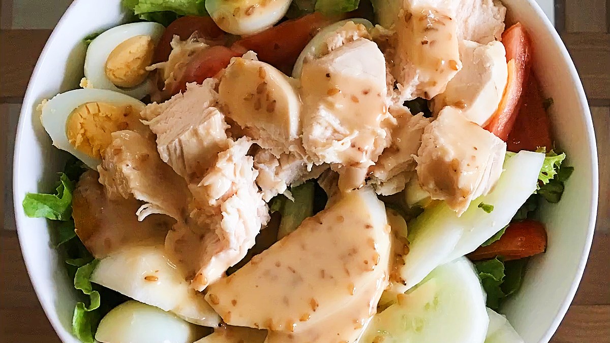 Nguyên liệu chính để làm salad giảm cân với ức gà gồm những gì?
