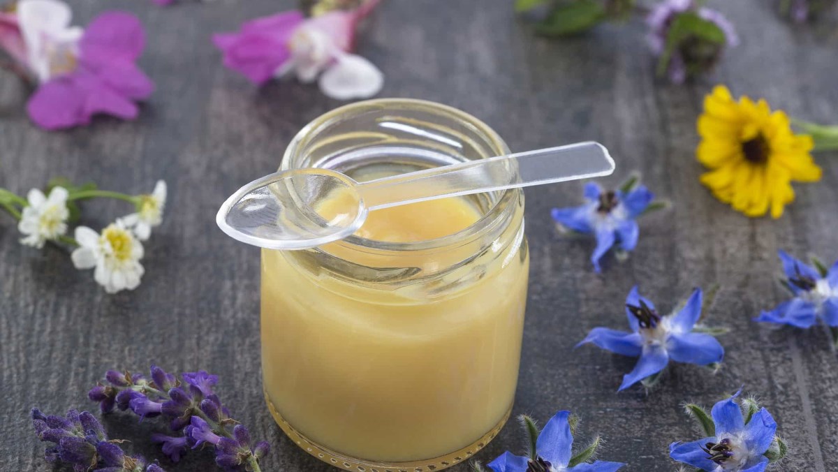 Cách sử dụng sữa ong chúa tươi, sữa ong chúa để dưỡng da cực đơn giản