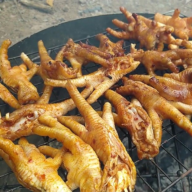 Chân gà rút xương nướng - món ăn rất phổ biến ở Việt Nam với hương vị đặc trưng và hấp dẫn. Nếu bạn muốn biết bí quyết chuẩn bị và nướng món ăn này thì hãy xem những hình ảnh thú vị về chân gà rút xương nướng này.