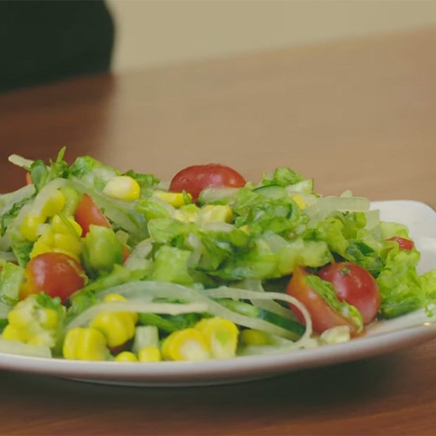 Salad rau củ: Tươi ngon và đầy dinh dưỡng, salad rau củ lấy cảm hứng từ nông trại Việt Nam, với những loại rau củ được trồng trong đất đỏ bùn. Với sự kết hợp vô cùng tài tình của đầu bếp, món salad này sẽ là cách tuyệt vời để khám phá ẩm thực Việt Nam. Tìm hiểu thêm về salad rau củ qua hình ảnh chụp tại các nông trại Việt Nam.