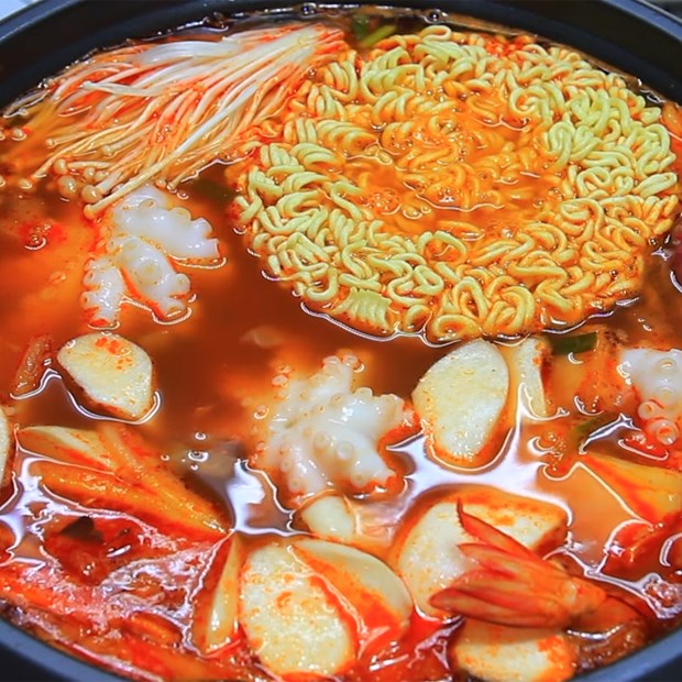 Cách nấu lẩu kim chi hải sản Hàn Quốc chua cay đậm đà hương vị ngon hết ý