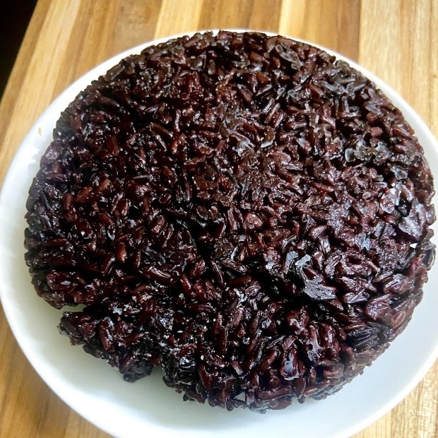Cách nấu nếp cẩm bằng nồi cơm điện dẻo mềm, không bị lại gạo