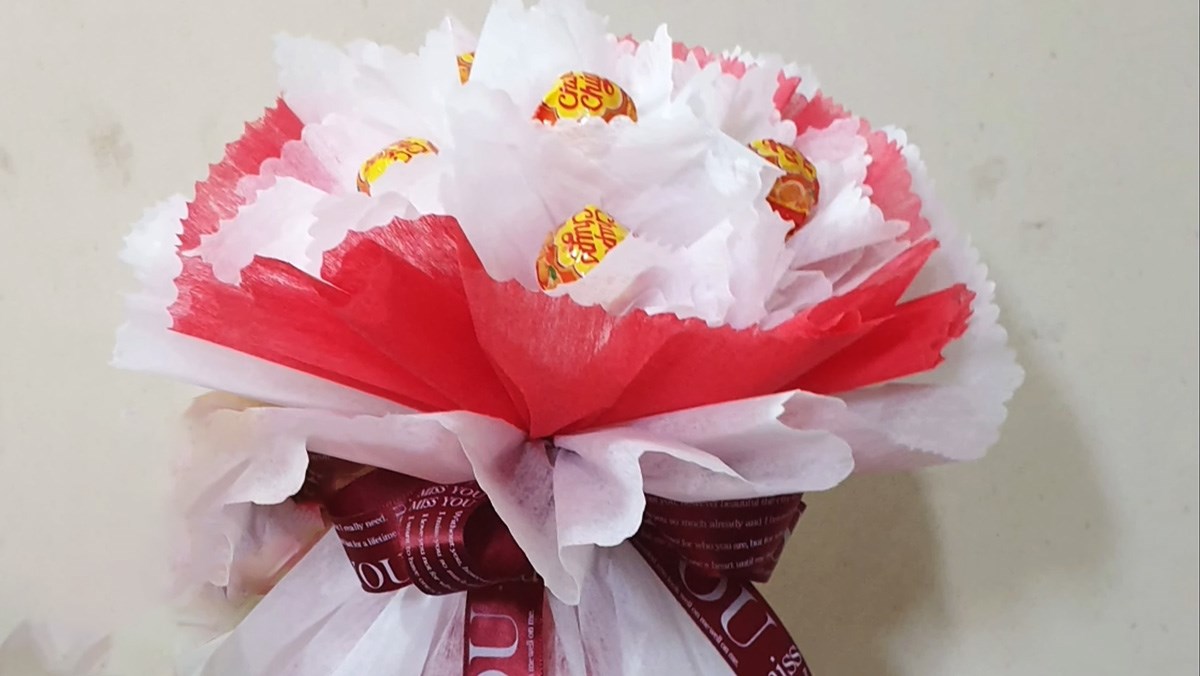 Bó hoa từ kẹo mút