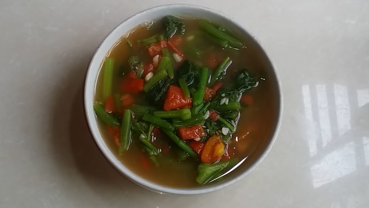 Canh rau bí nấu cà chua