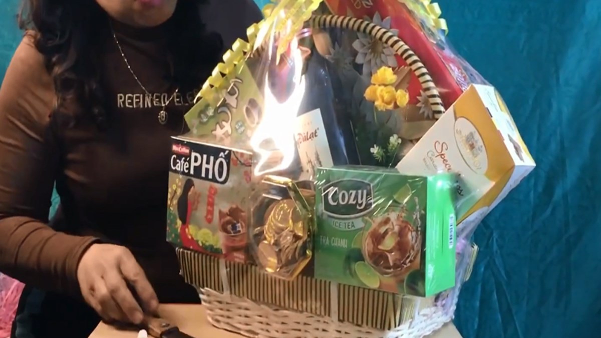 Giỏ quà bánh kẹo bằng súng bắng keo