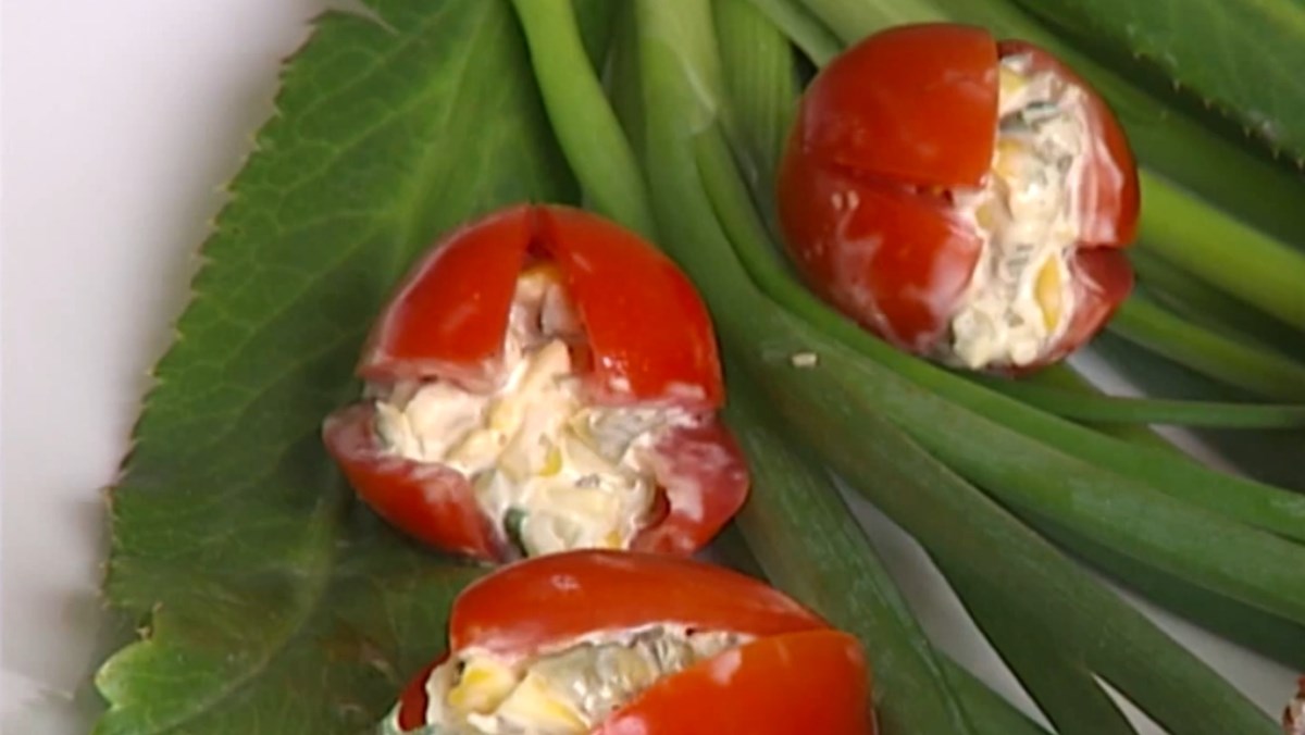 Salad hoa tulip với bắp và oliu