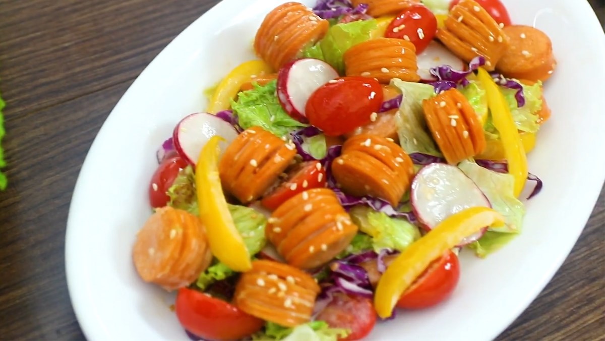 Salad xúc xích sốt mè rang