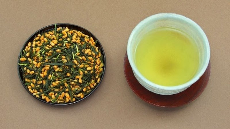 Ăn nhẹ 2: 1 tách trà xanh với gạo rang