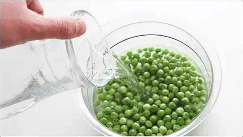 Ng&acirc;m đậu h&agrave; lan với nước lạnh