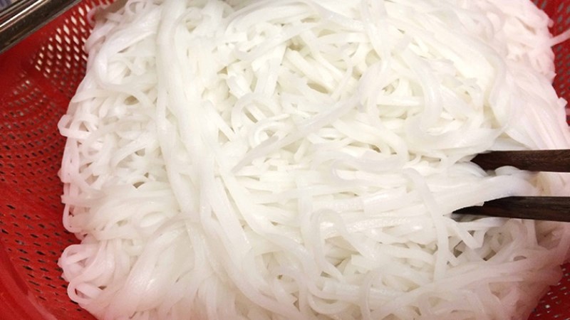 Tr&aacute;ng sợi phở với nước lạnh