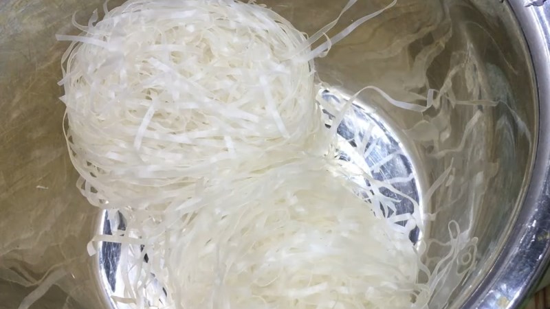 Ng&acirc;m sợi phở kh&ocirc;