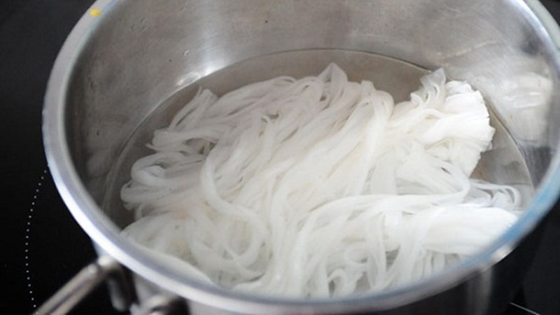Đun s&ocirc;i b&aacute;nh phở sau khi lấy ra từ tủ lạnh