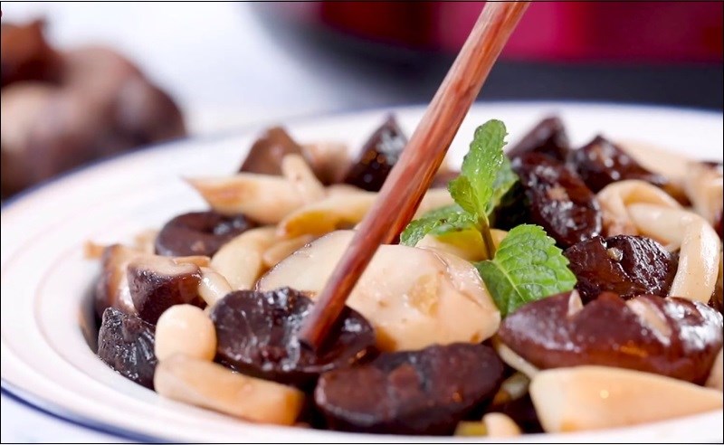 Ăn k&egrave;m tỏi đen với c&aacute;c thức ăn kh&aacute;c