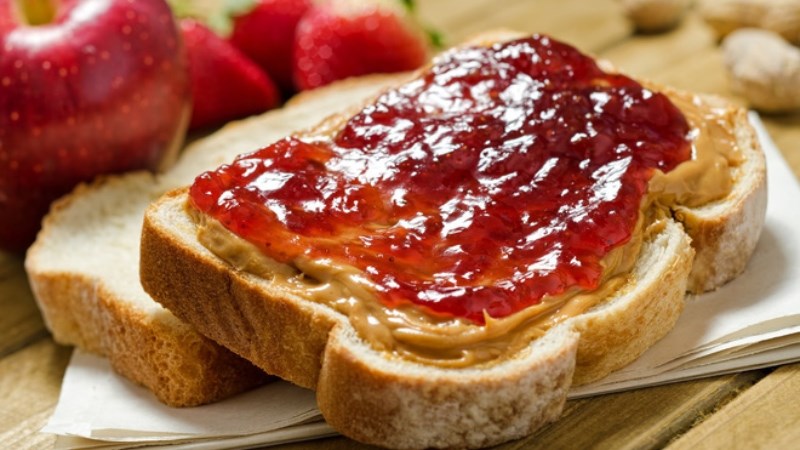 Bữa sáng: Bánh mì phết mứt trái cây