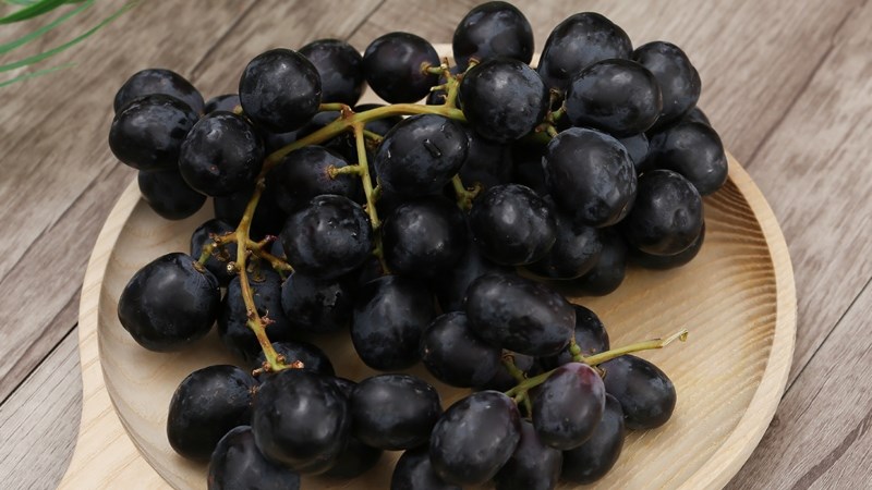 Bữa phụ 2: Nho đen (150gr/80 Kcal)