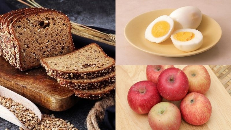 Bữa sáng: 2 lát bánh mì đen, 2 quả trứng luộc, 1 quả táo