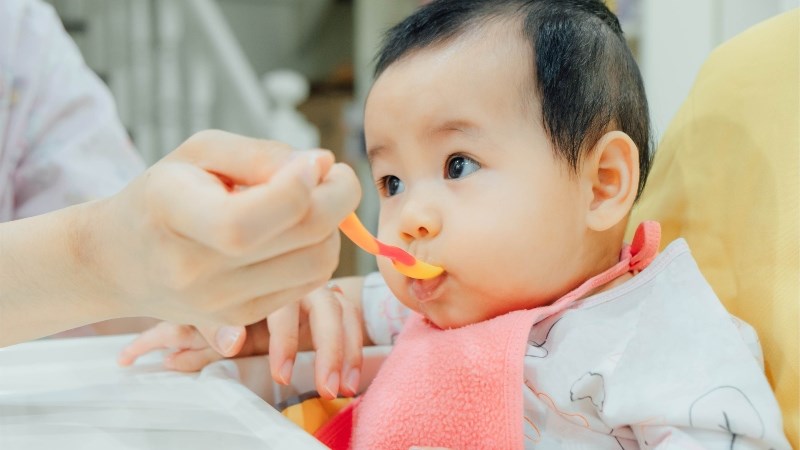 Giúp bé tập quen với việc ăn dặm