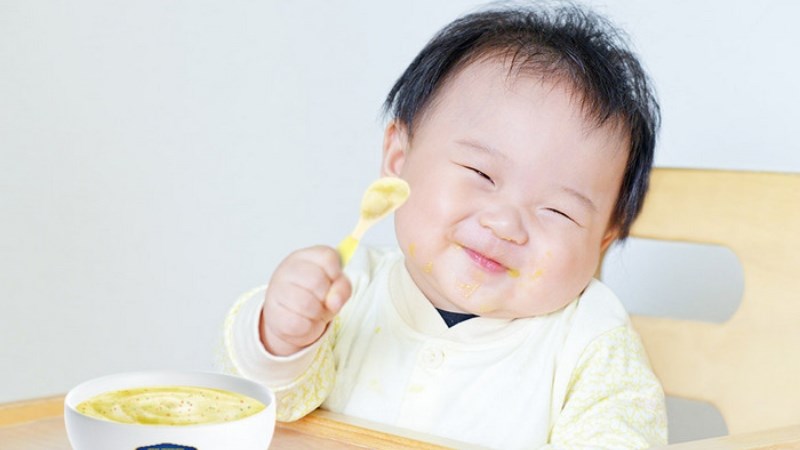Cho bé ăn theo nhu cầu, từ ít đến nhiều, từ lỏng đến đặc