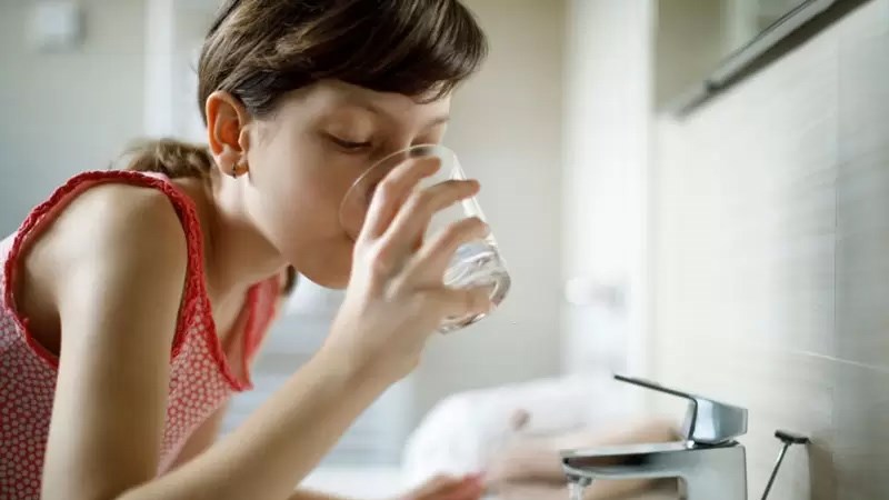 Làm nước súc miệng với túi trà