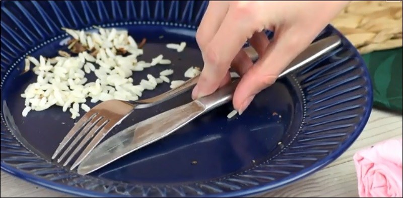 Dùng bữa xong cũng cần dao nĩa đúng vị trí