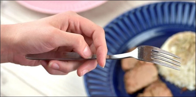 Cầm nĩa ở tay trái