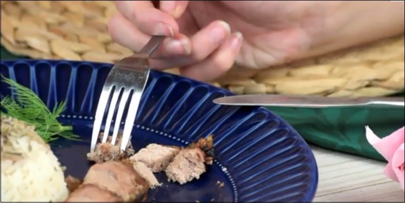 Trừ việc cắt thức ăn, vẫn ăn với nĩa bằng tay phải, đầu nĩa hướng lên