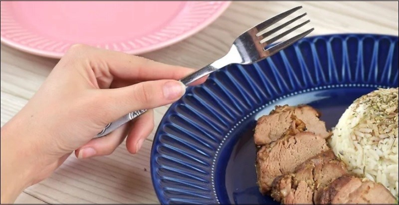 Cầm nĩa bằng tay trái
