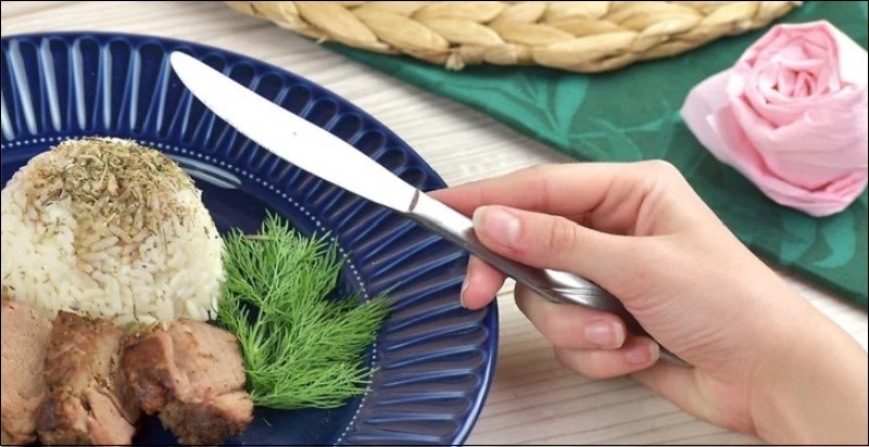 Cầm dao bằng tay phải để cắt thái thức ăn