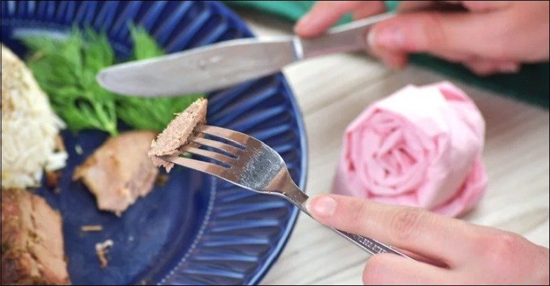 Dùng nĩa ghim mẫu thức ăn nhỏ cho vào miệng