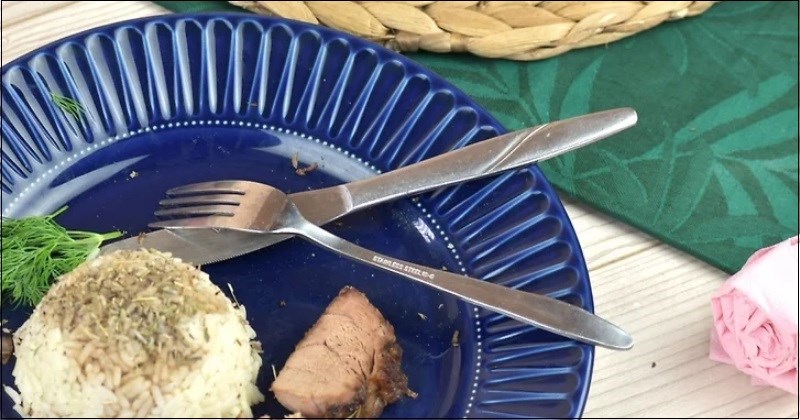 Tạm dừng khi ăn, cần đặt dao nĩa đúng vị trí