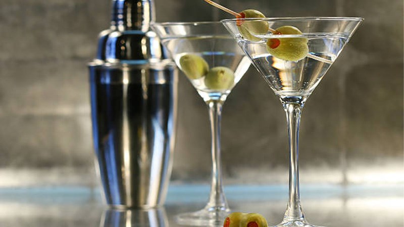 Quy tắc pha rượu Martini theo kiểu khuẩy hay lắc