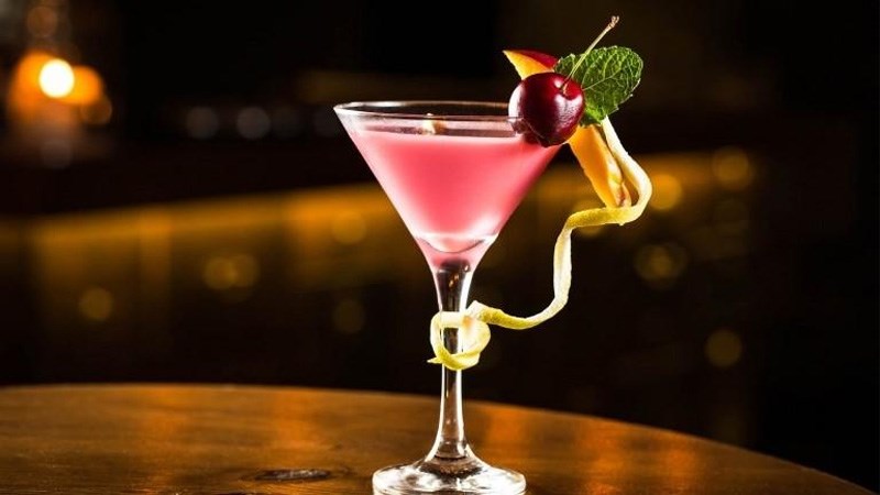 Gọi rượu Martini kiểu Twist or Olive?