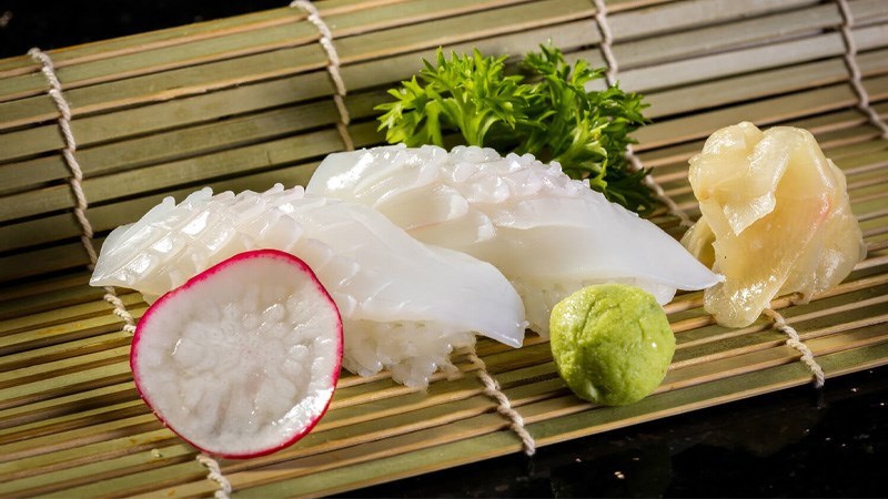Ika sashimi (mực)