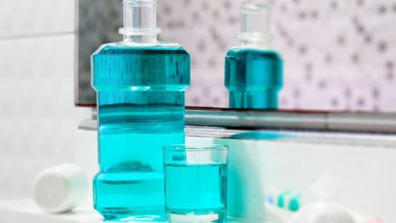Sử dụng nước s&uacute;c miệng
